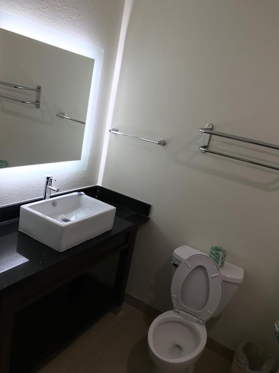 Americas Best Value Inn & Suites Spring / N. Houston Екстериор снимка